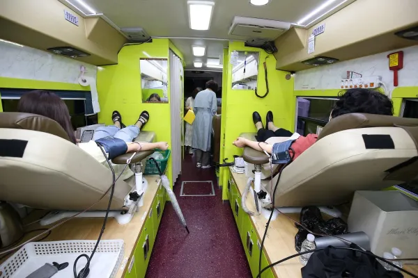 Bild: Blutplasmaspende der ersten 500 genesenen Shincheonji-Kirchenmitglieder