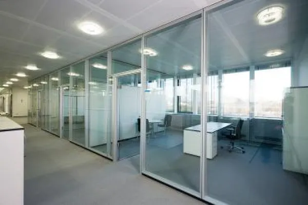 Bild: feco-Systemtrennwände bei der Schott AG