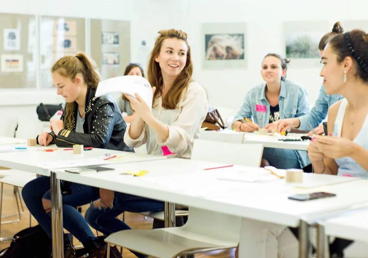 Mit viel Freude arbeiten Studieninteressierten an einem Projekt.