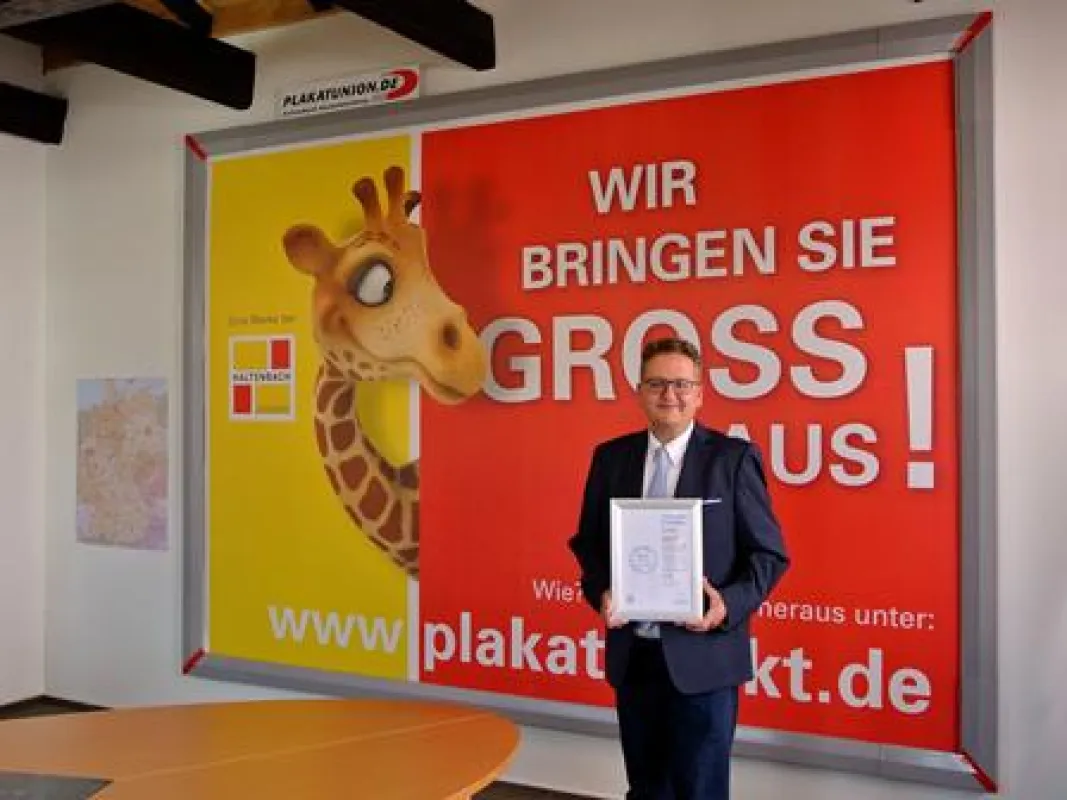 Geschäftsführender Gesellschafter Kai Kaltenbach freut sich über das Zertifikat