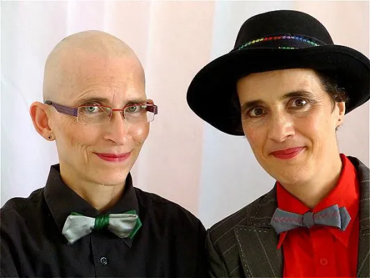 Die Kunst des Fliege-Bindens von Künstlerinnen erklärt Bild: Die Kunst des Fliege-Bindens von Künstlerinnen erklärt