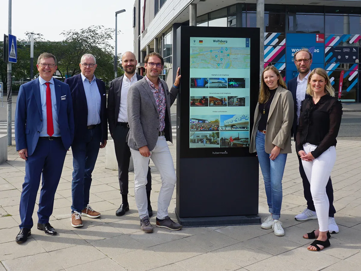 Inbetriebnahme der digitalen Stelen (© WMG Wolfsburg)