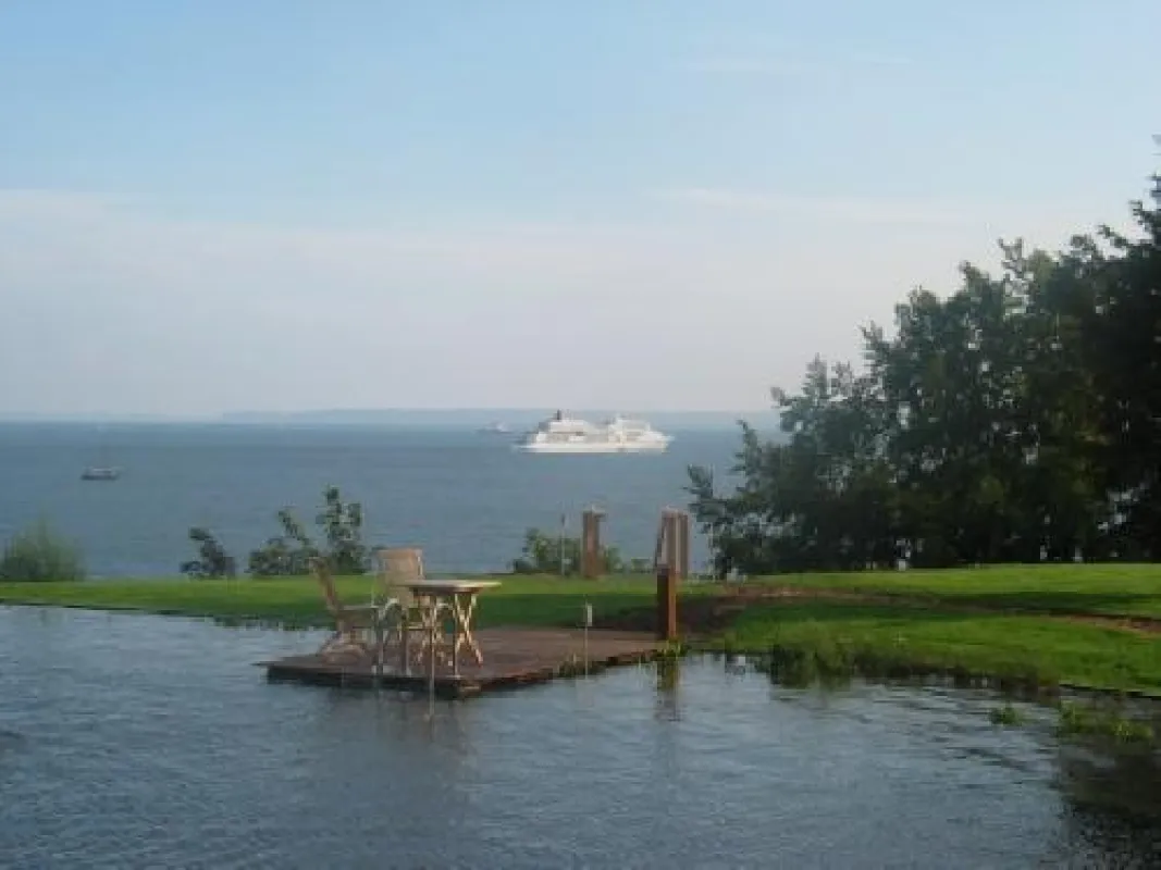 Blick von der Villa Nause über den Schwimmteich auf die Ostsee