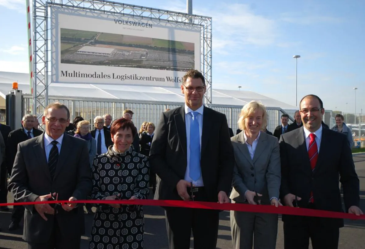Mit dem Durschneiden des roten Bandes wurde das neue Logistikzentrum in Wolfsburg eröffnet
