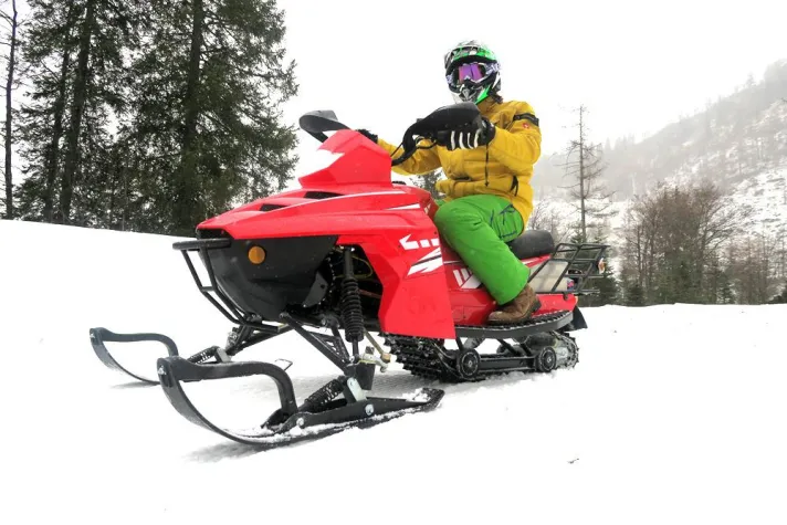 Bild: snowpark mit elektrischen Schneemobilen