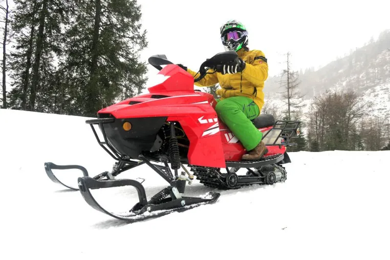 snowpark mit elektrischen Schneemobilen Bild: snowpark mit elektrischen Schneemobilen