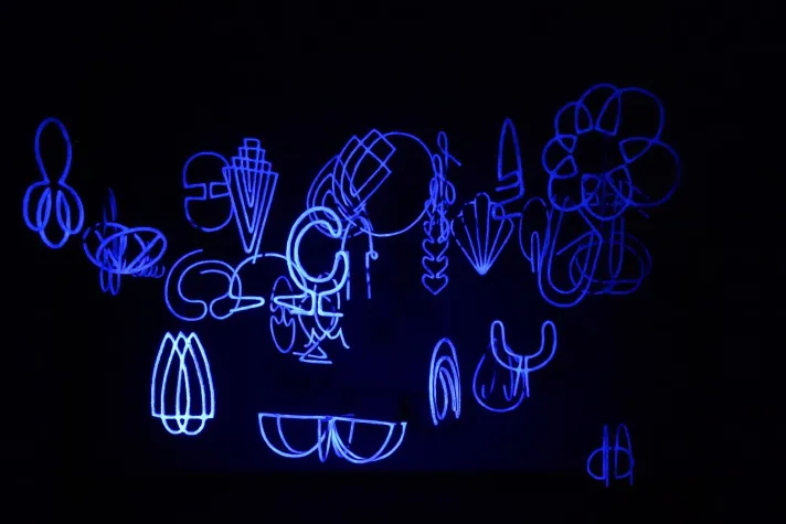 Bild: Geheime Zeichen - eine Schwarzlichtausstellung von Joanna Stange