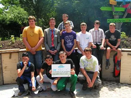 Bild: Premiere beim Tag der offenen Tür im Offenburger Jugenddorf: 14 Meter langes Hochbeet feierlich eingeweiht