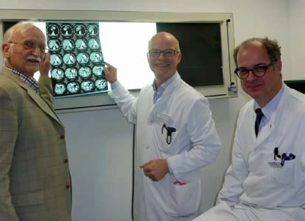 Onkologe Prof. Mahlknecht und Chirurg Dr. Meibert freuen sich mit Patient Alfons Kern. (v.l.)