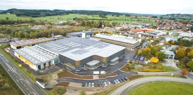 Bild: 3.000 m² neue Produktionsfläche beim Allgäuer Ökohaus-Pionier