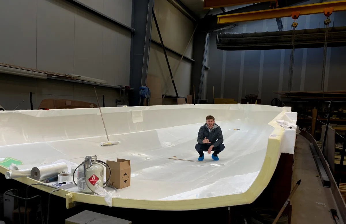 Lennart Burke im Rumpf seiner neuen Pogo40s4 (© LennartBurke-Sailing)