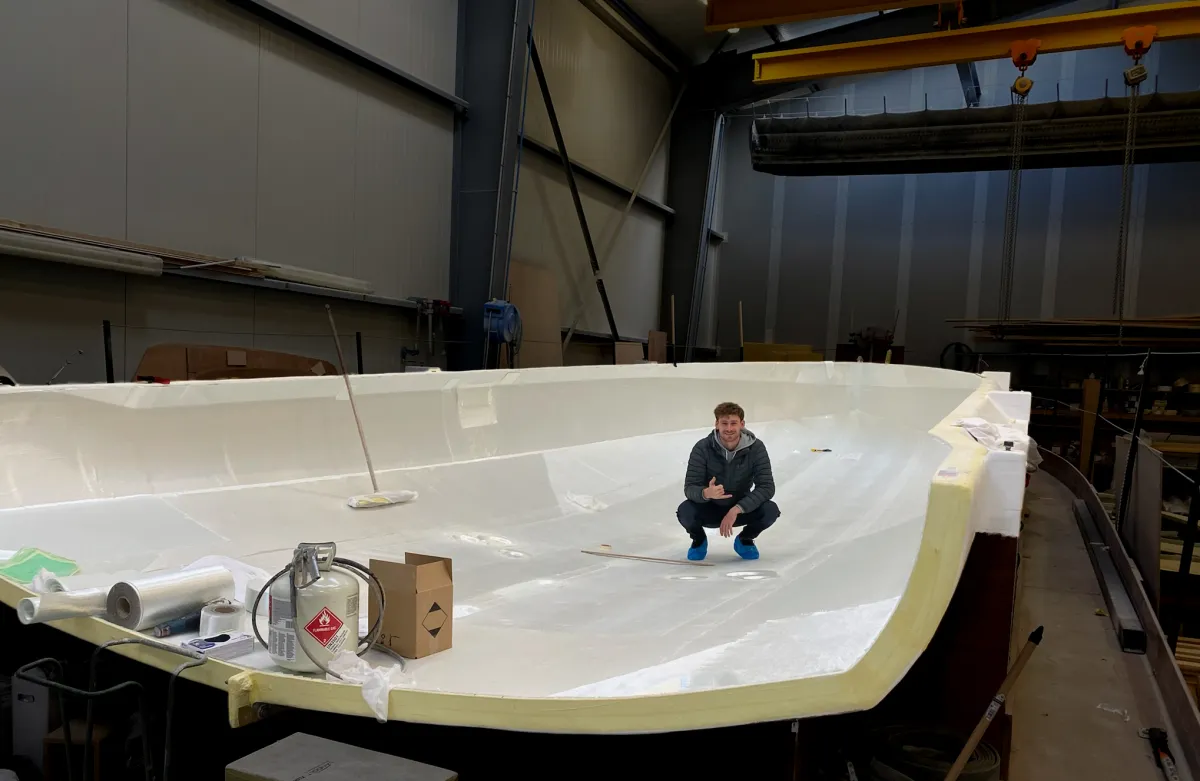 Lennart Burke im Rumpf seiner neuen Pogo40s4 (© LennartBurke-Sailing)