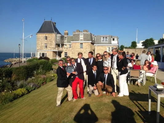 Bild: 40 Schwäne vor Cowes - Gazprom Swan European Regatta 2013