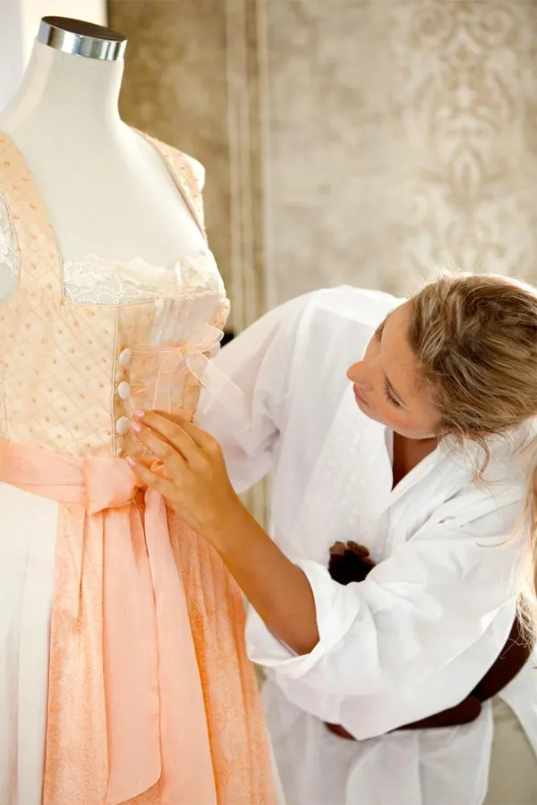 Individuelle Dirndl-Mode, handgefertigt von Caro Lin Couture Dubai