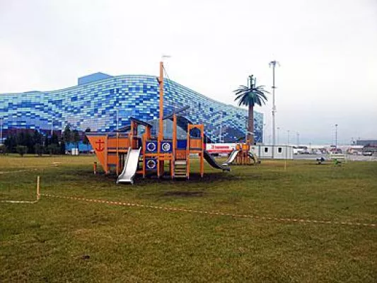 Bild: Kinder spielen auf einem Lappset Spielplatz im Olympischen Dorf in Sotchi