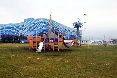 Bild: Kinder spielen auf einem Lappset Spielplatz im Olympischen Dorf in Sotchi