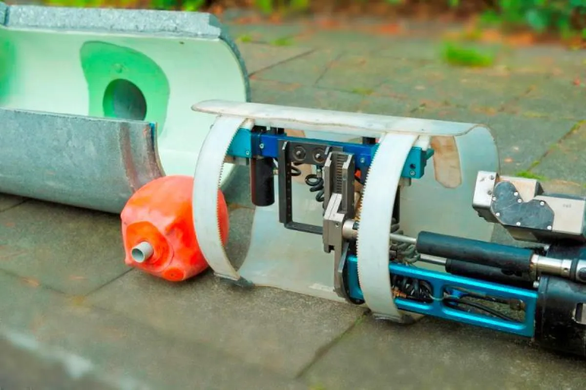 Roboter mit Schalungsmanschette für die Kanalsanierung eines oberirdischen Testrohrs.