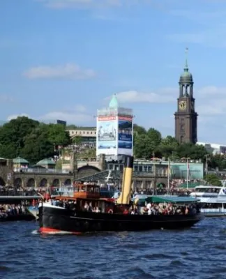 Bild: Dampfeisbrecher ELBE von 1911 fährt von Hamburg nach Lauenburg