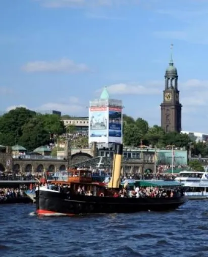 Bild: Dampfeisbrecher ELBE von 1911 fährt von Hamburg nach Lauenburg