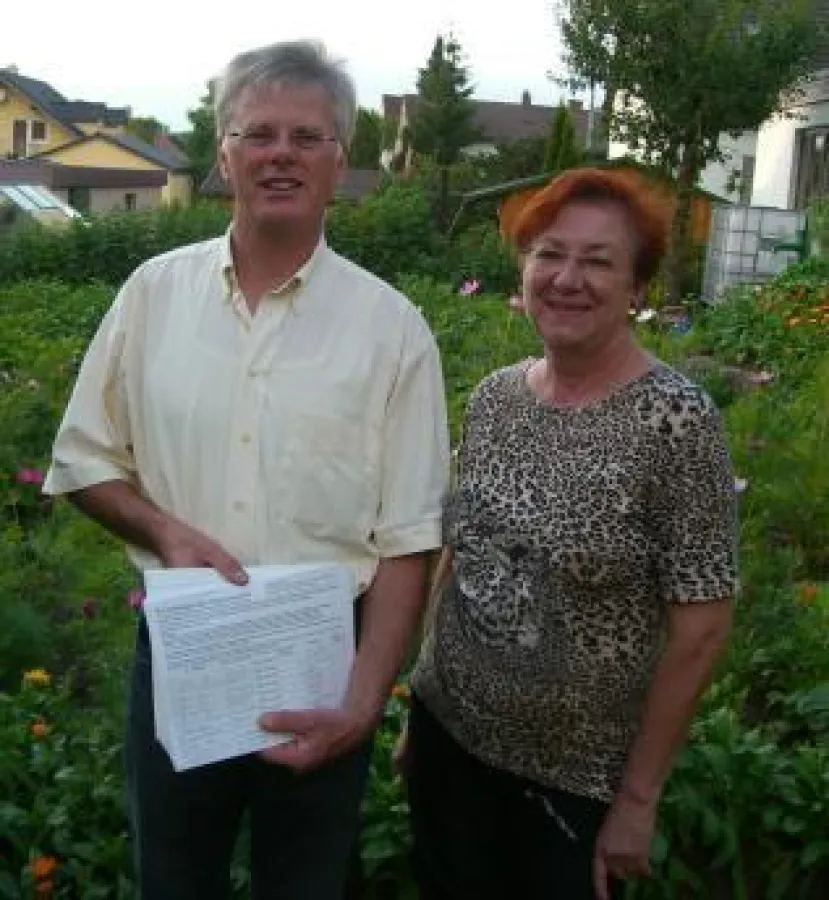 Winfried Prosser und Edith Seifert, die beiden Vertrauensleute für das Bürgerbegehren, mit den gesammelten Unterschriften