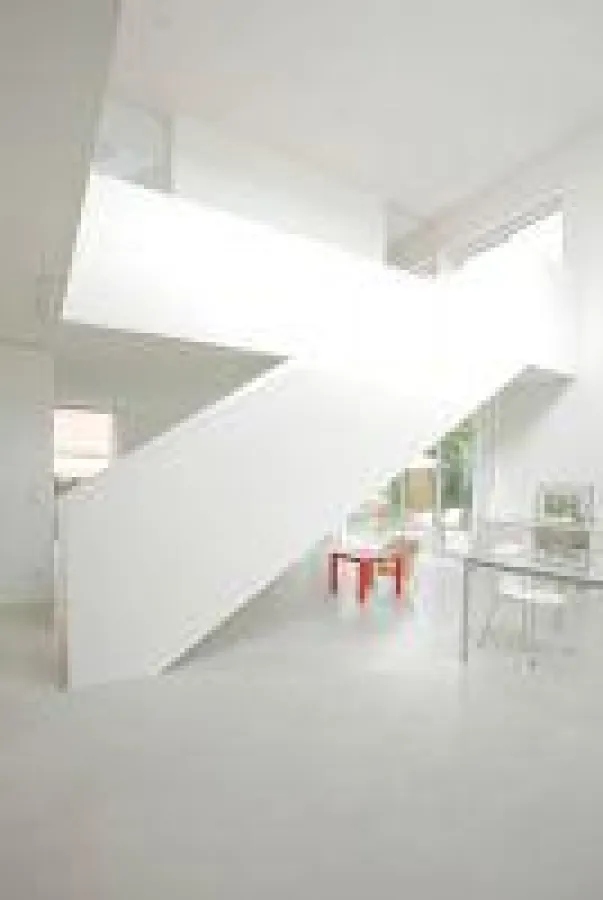 Mineralische Putze und Farben sind diffusionsoffen, sodass Feuchtigkeit über die Außenwand entweichen kann. (Foto: Franken Maxit)