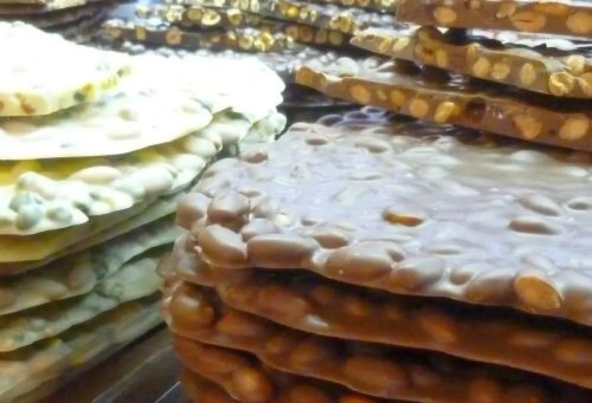 Schokoladenberge auf dem Weihnachtsmarkt, jetzt ist die Schokolade auch im Onlineshop erhältlich.