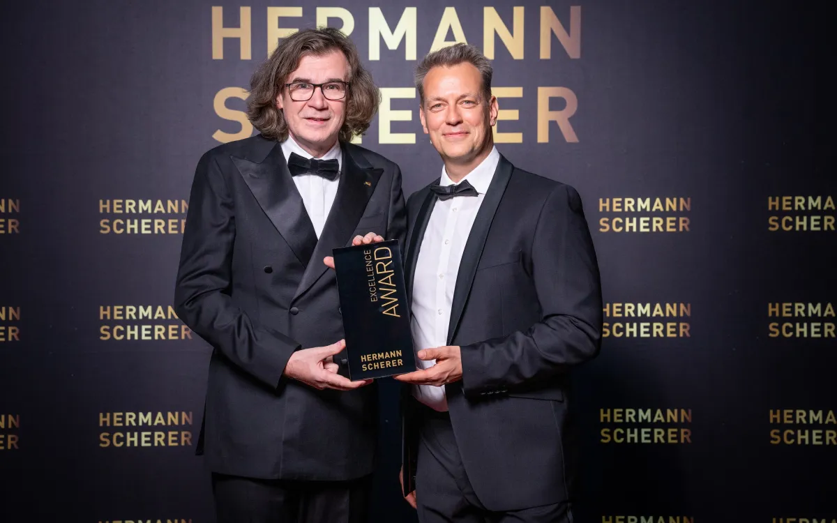 André Schnabel, Finanzcoach und Speaker, bei der Awardübergabe des Internationalen Speaker Slams. Fo (© Justin Bockey)