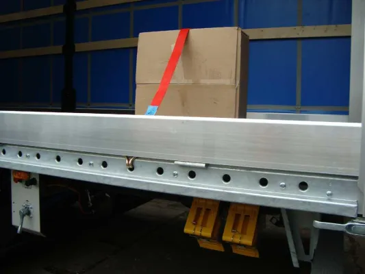 Bild: Tang Fahrzeugbau: Patentrechtlich geschützter Lochrahmen von Tang bringt die Ladungssicherung voran