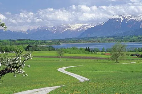 Bild: Eisstadl, Ur-Bayern & exotische Gärten: Waging am See ist die sympathische Alternative zum Chiemgau-Urlaub
