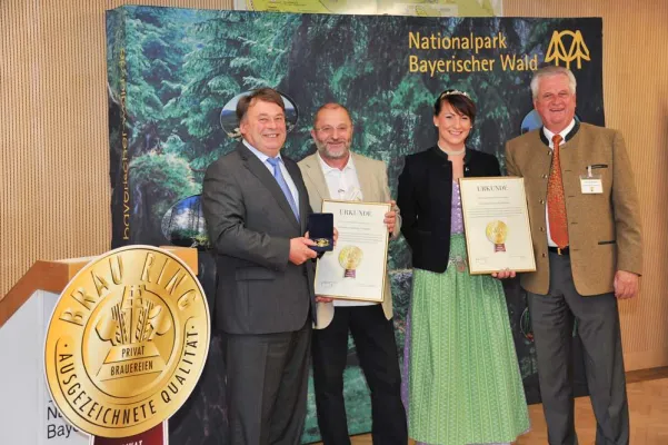 Bild: Bayrischer Staatsminister Brunner überreicht Brauring Qualitätsauszeichnung an die Privatbrauerei Oechsner