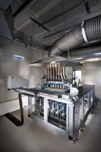 Bild: IABG nimmt innovativen Zylinderkopfprüfstand in Betrieb