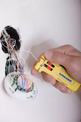 Bild: Mikro-Präzisions-Entmanteler PWS-PLUS von JOKARI