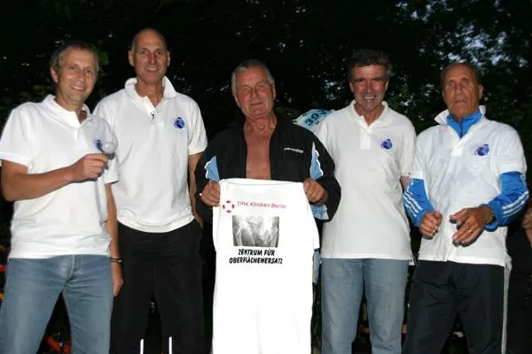 Bild: 4 Patienten mit Hüftgelenksersatz und der Chirurg liefen als Team beim Staffellauf am 10. Juni Bestzeit