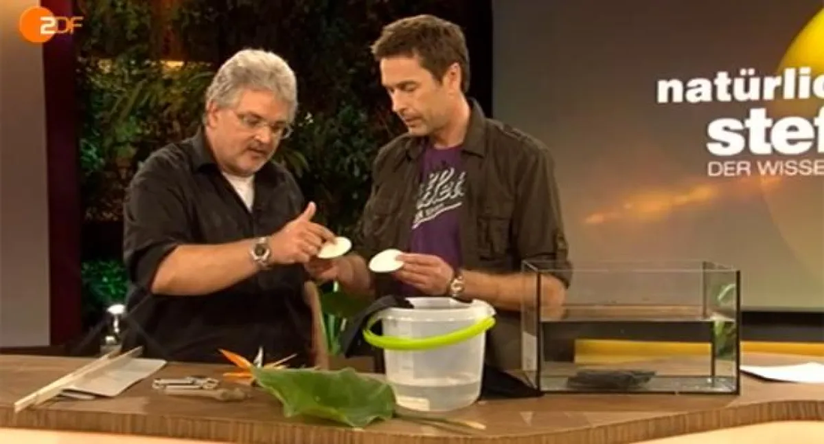 Professor Dr. Thomas Speck von der Universität Freiburg (links) stellt Dirk Steffens die bionische Membran aus PU vor