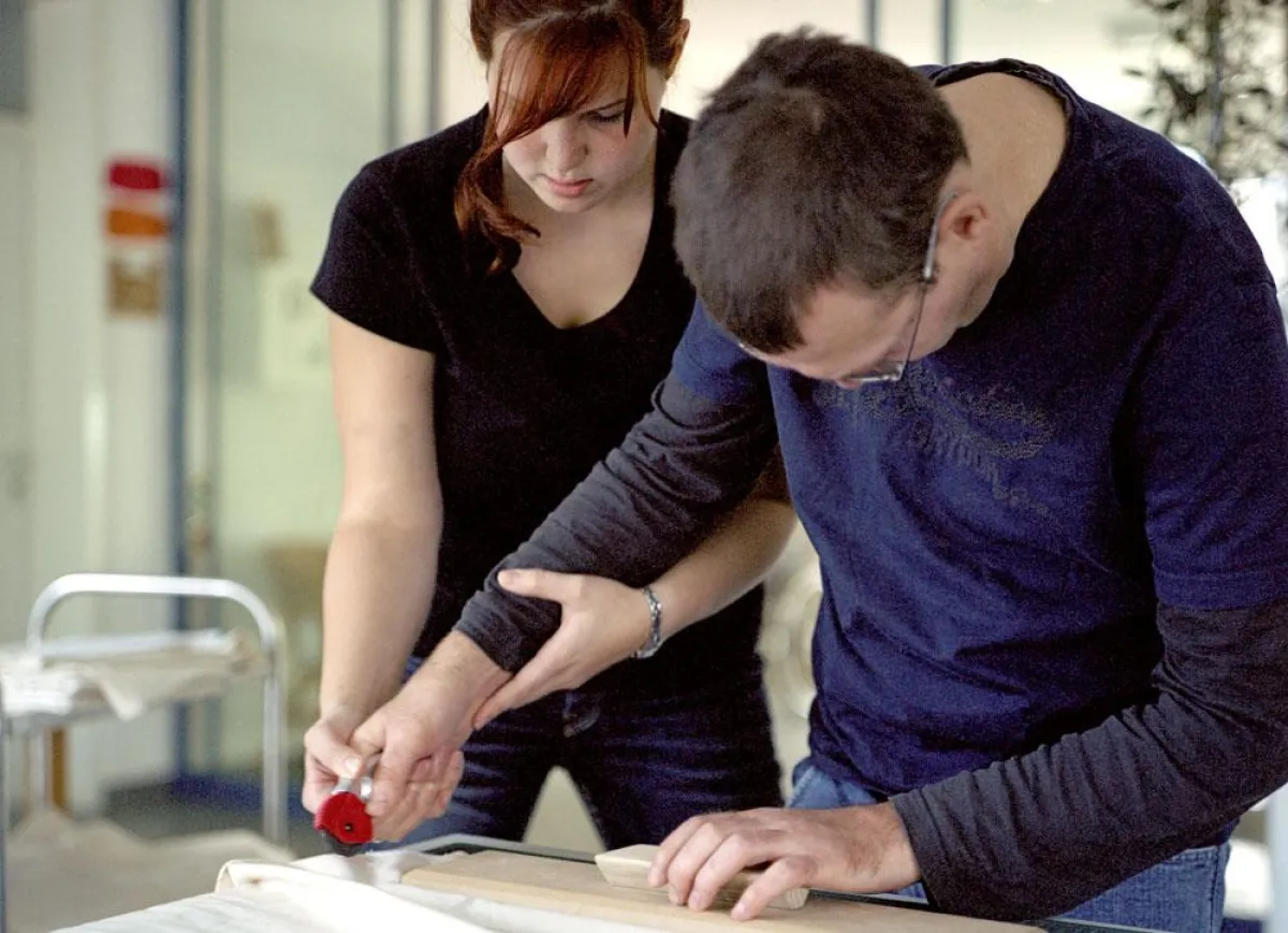Menschen mit schwerer Behinderung können mit Unterstützung kreativ arbeiten (Foto: F. von Ploetz)