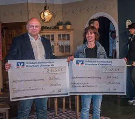 Bild: Theaterverein spendet für Tierschutz und Obdachlose