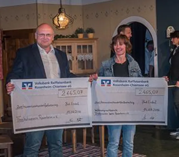 Theaterverein spendet für Tierschutz und Obdachlose Bild: Theaterverein spendet für Tierschutz und Obdachlose