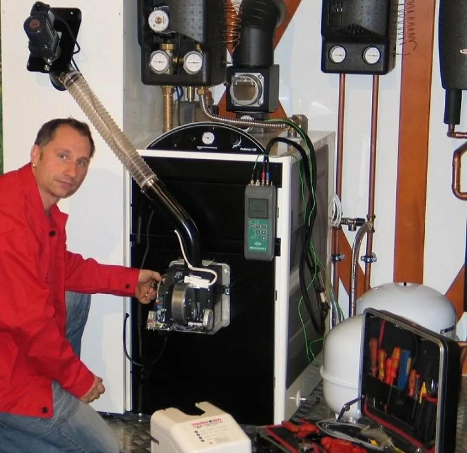 Die Kago-Mitarbeiter sind speziell für den Einbau von Pellet-Heizungen geschult. Kago ist nun auch Pellet-Fachbetrieb.