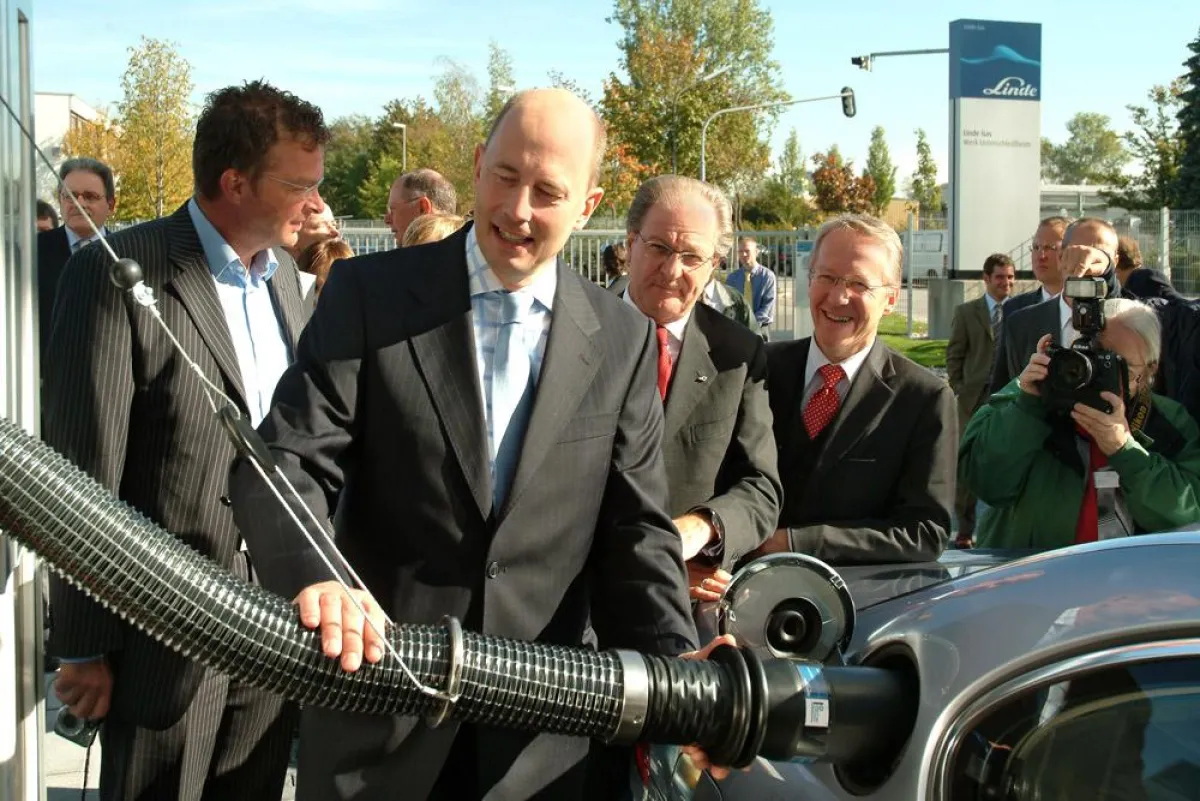 Linde Hydrogen Center - Bundesverkehrsminister Wolfgang Tiefensee und Prof. Dr. Wolfgang Reitzle bei der feierlichen Erst-Betankung eines wasserstoffbetriebenen BMW 750hL
