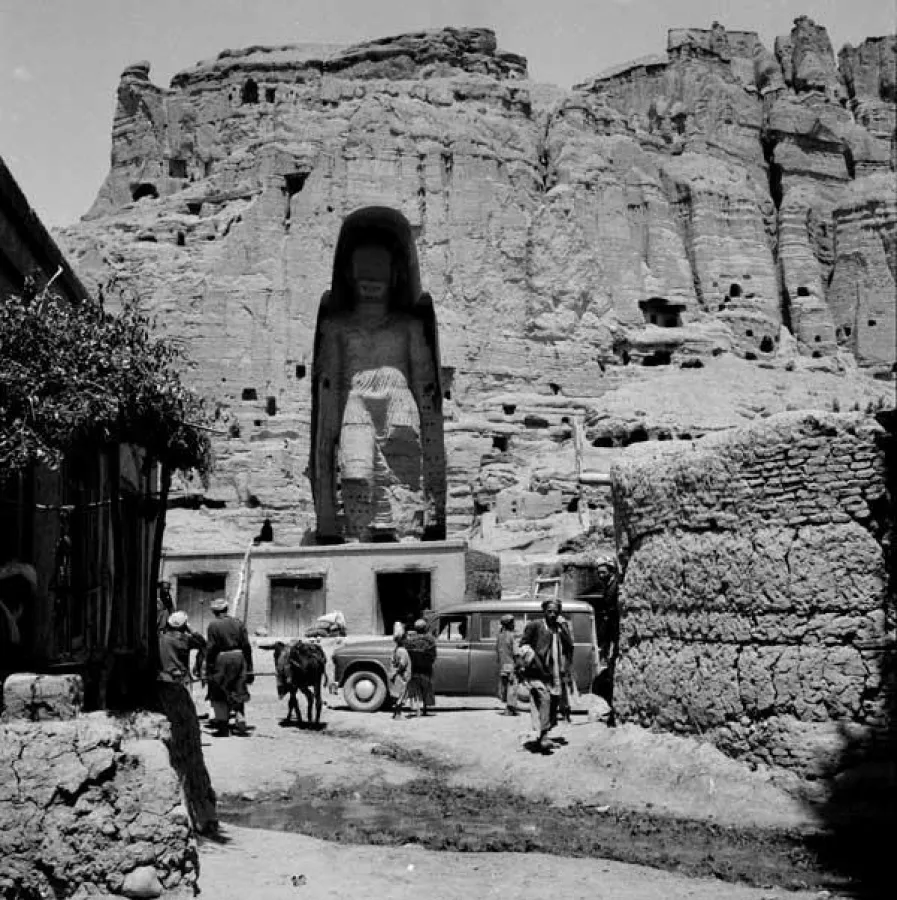 Gesichter Afghanistans: Bamian-Tal mit großer Buddhafigur, 1953 (c) Yvonne v. Schweinitz