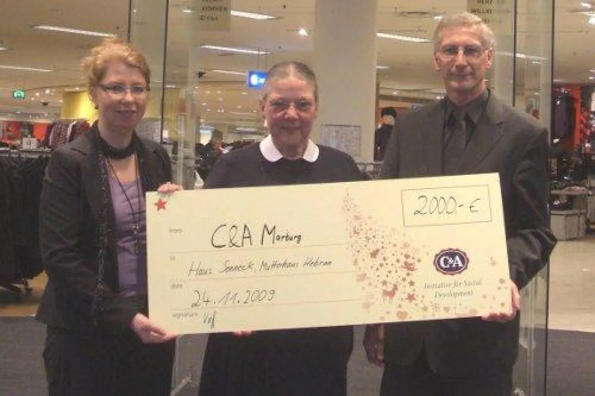 Dorit Vogl von C&A, Sw. Marianne Schmidt und Pfarrer Helmut Heiser