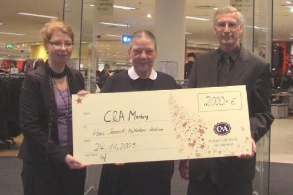 Bild: Spende von C&A an die Marburger Diakonissen