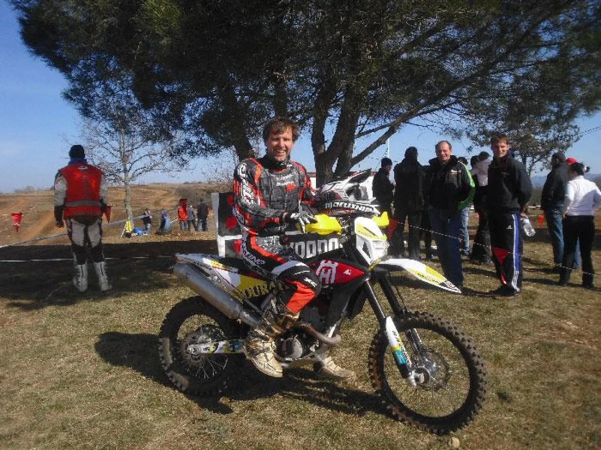 Gerhard Forster ist auf der Touratech Husqvarna TE 449 erfolgreich in die Saison gestartet.