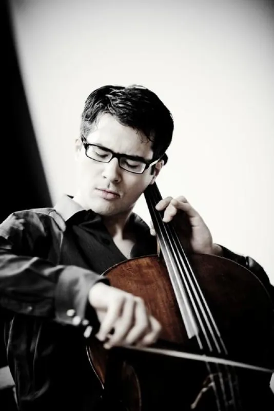 Der Cellist Danjulo Ishizaka eröffnet die