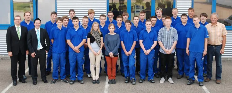 Bild: Röhm begrüßt neue Auszubildende