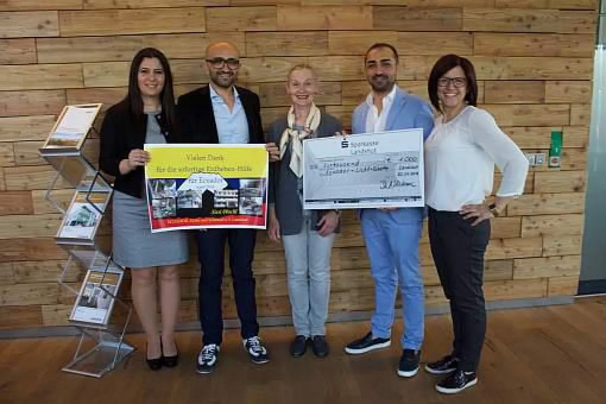 Hasan Kiskanc und Dr. Ayhan Kiskanc übergeben Sissi Pöschl den Spendenscheck.