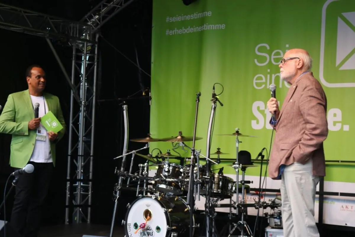 Martin Rietsch begrüßt Ausstellungsschirmherrn Prof. Dr. Gunter Pilz auf dem Opernplatz