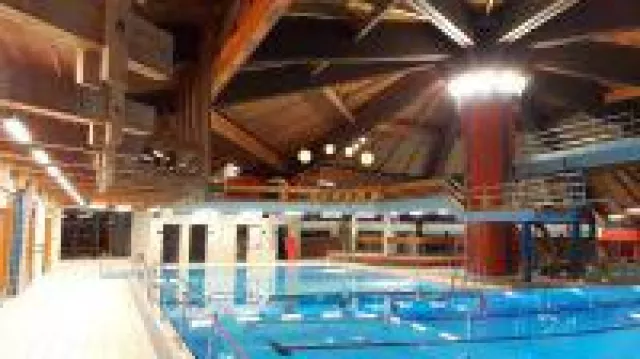 Bild: 65 % Stromersparnis durch Einsatz von energieeffizienten LED Leuchten bei Umrüstung eines Hallenbades