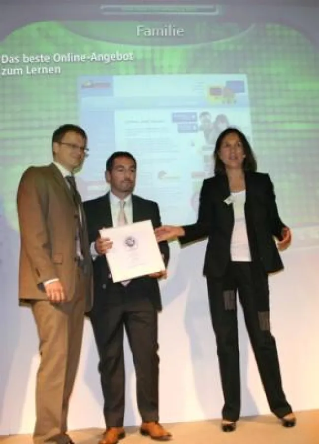 IT-Leiter Klaus Sierp u.Marketingleiter Michael Kehm nehmen die Giga-Maus von Marie-Luise Lewicki (Chefred.Eltern Family) entgegen