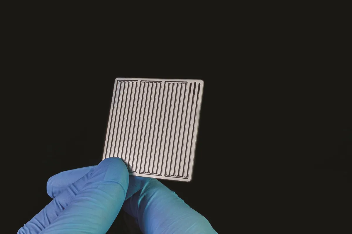 Feinste 3D-Strukturen einer Bipolarplatte für Brennstoffzellen. Bild: © Precision Micro